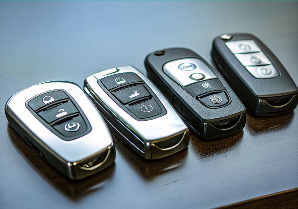 این تصویر یک ریموت مدرن کلید بیامو را نشان میدهد این کلید فاب دارای سیستم ایموبیلایزر داخلی است که امکان باز کردن بیسیم درب خودروی بیامو را فراهم میکند). کلیدسازی بزرگمهر قادر به ساخت و کپی چنین ریموتهای پیشرفته برای مدلهای مختلف بیامو و سایر خودروهای لوکس است.